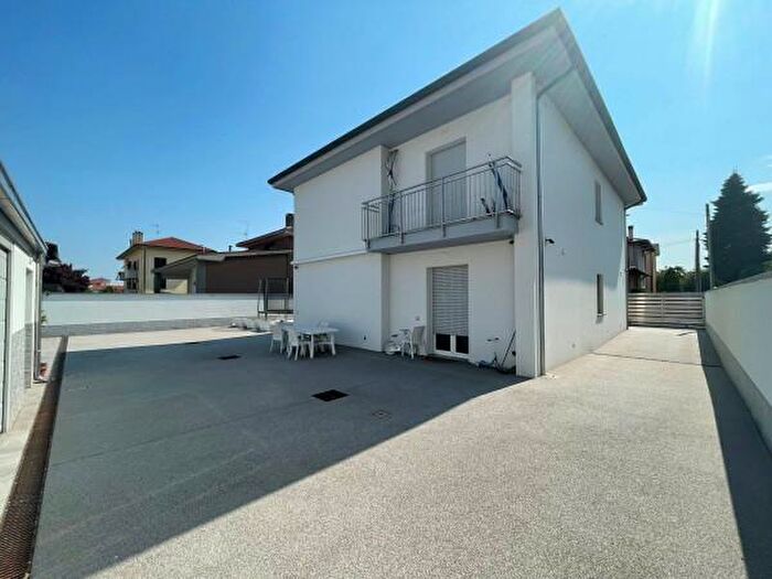 Casa con 6 locali in vendita in Via Guglielmo Marconi, Villa Cortese