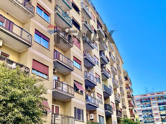Appartamento trilocale in vendita in Via Luca Valerio, Roma