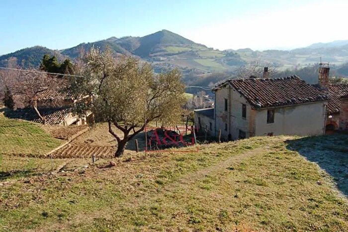 Casa con 6 locali in vendita in Amandola