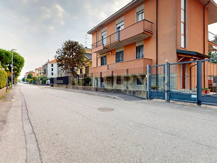 Appartamento trilocale in vendita in Via San Carlo, Vanzago