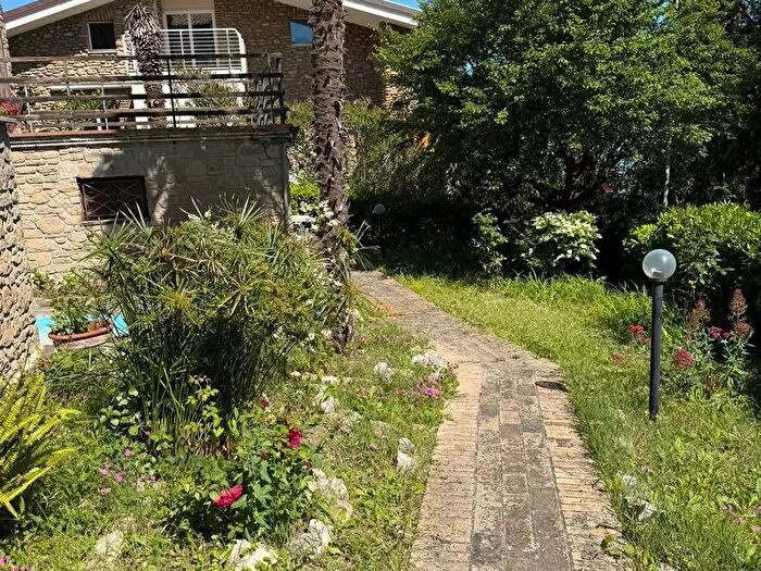 Appartamento con 9 locali in vendita in Falconara Marittima