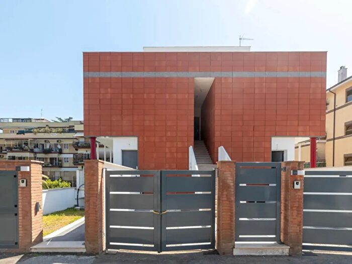Appartamento trilocale in vendita in Vicolo Veientano, Roma