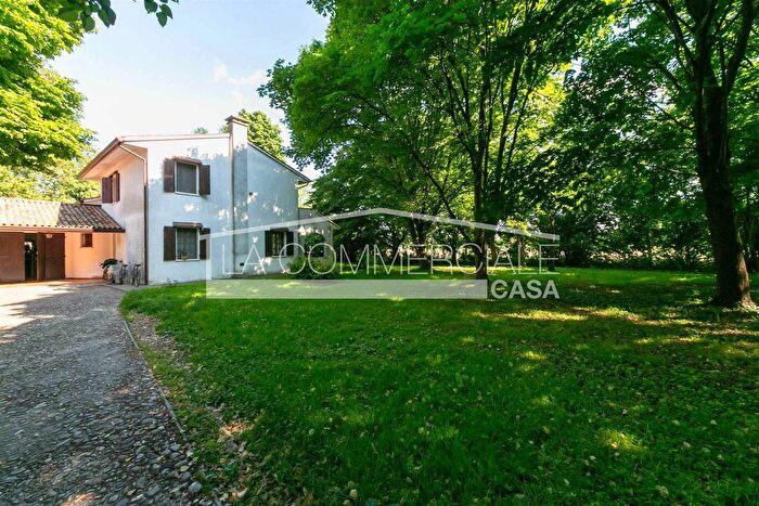 Casa con 10 locali in vendita in Treviso