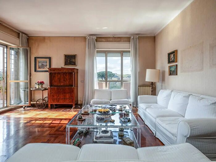 Appartamento con 6 locali in vendita in Via Gradoli, Roma