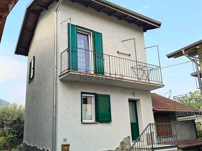 Casa trilocale in affitto in Via La Ca No Number, Colico Piano, Colico