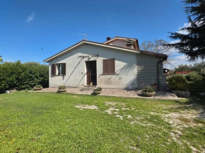 Appartamento con 6 locali in vendita in Soriano Nel Cimino