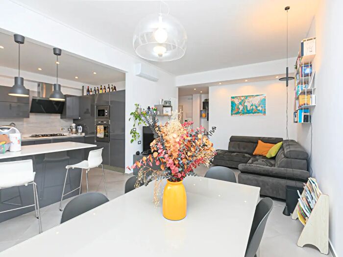 Appartamento con 6 locali in vendita in Via Flavia Steno, Genova