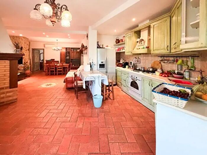 Casa con 6 locali in vendita in Loc Sassaia di Rgutino Snc, Arezzo