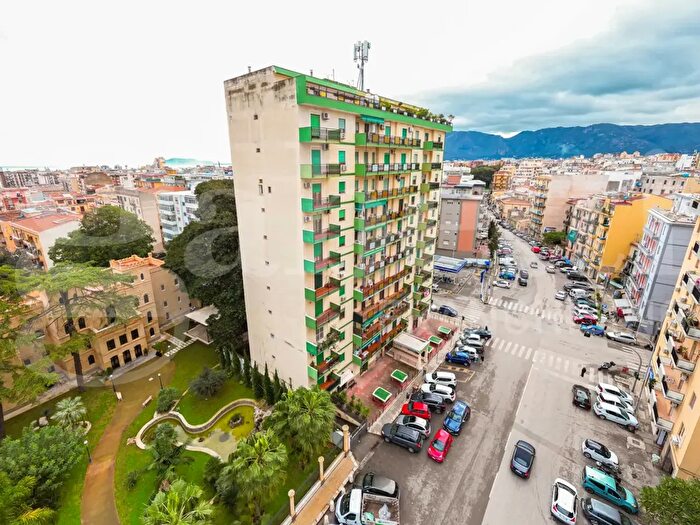 Appartamento quadrilocale in vendita in Via Serradifalco, Palermo