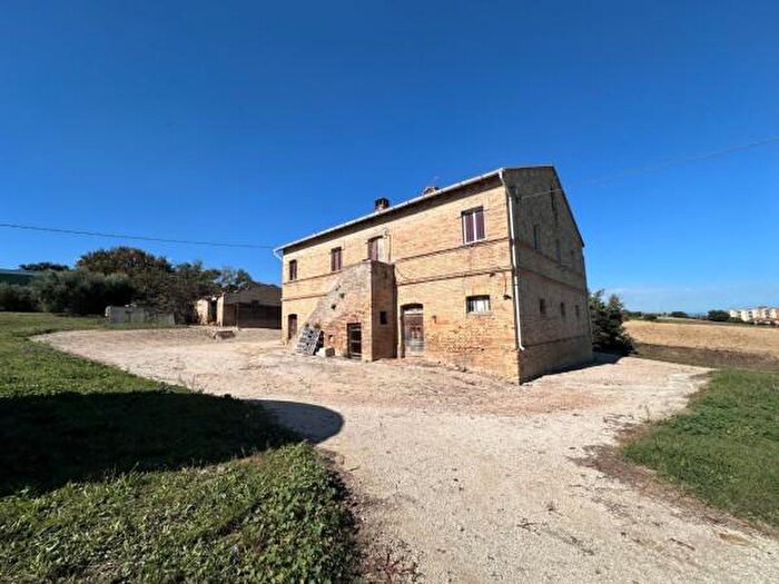 Casa con 6 locali in vendita in Contrada Foce Asola, Civitanova Marche