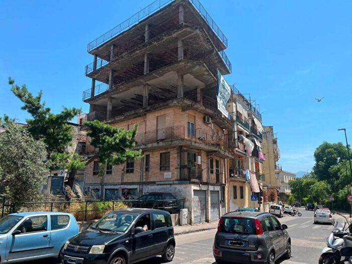 Casa con 6 locali in vendita in Via Comunale Vecchia di Miano, Ponti Rossi, Napoli