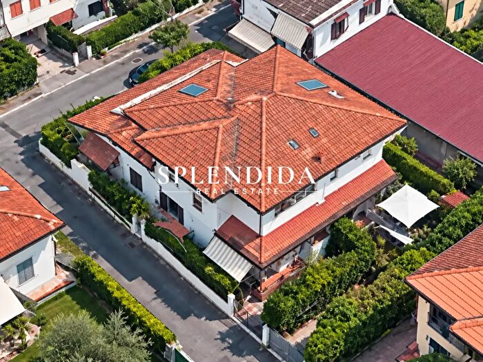 Casa con 10 locali in vendita in Forte Dei Marmi