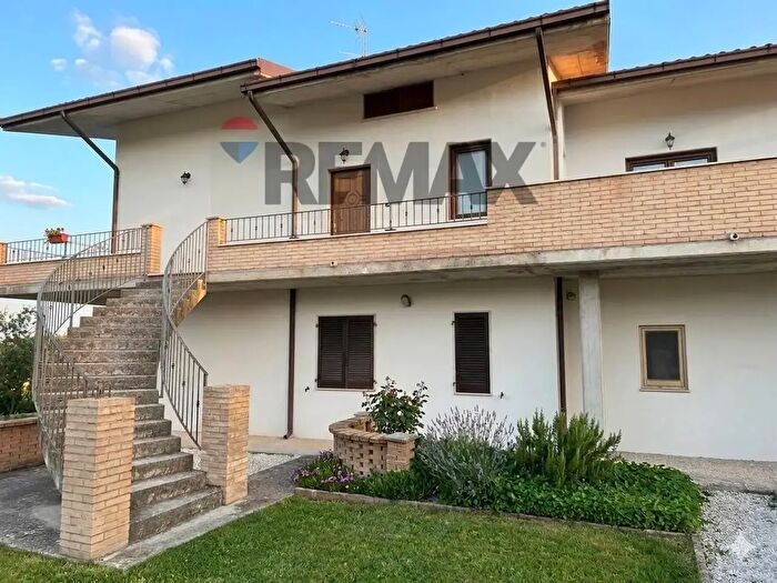 Casa con 5 locali in vendita in Via Paduli, Lettomanoppello