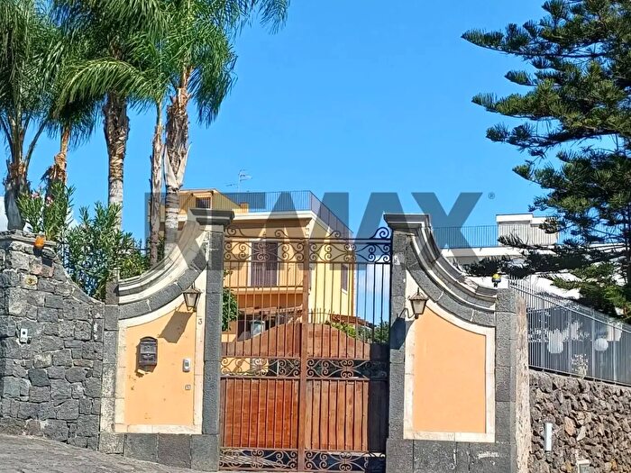 Casa con 9 locali in vendita in Via Ugo Foscolo, Santa Venerina