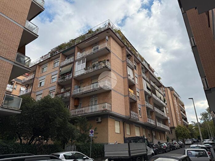 Appartamento trilocale in vendita in Via Virgilio Ramperti, Roma