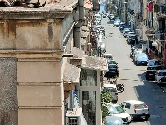 Appartamento trilocale in vendita in Via Mulino a Vento, Catania