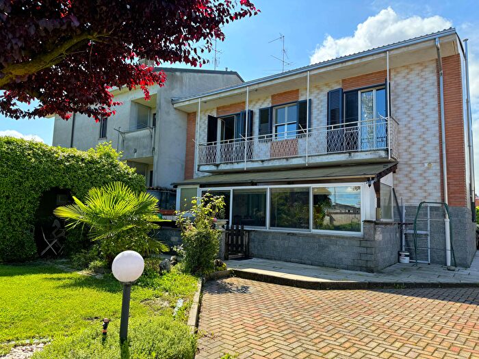 Casa con 6 locali in vendita in Via Cancellieri, Novara