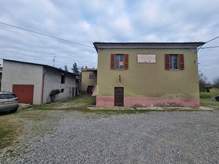 Casa con 12 locali in vendita in Gazzola