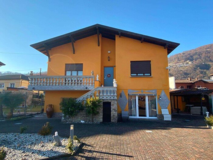 Casa con 7 locali in vendita in Lavena Ponte Tresa