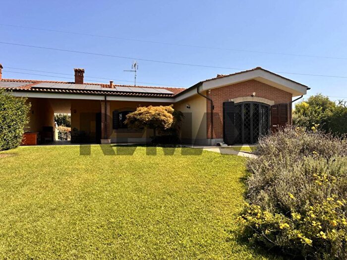 Casa con 6 locali in affitto in Via Greta Garbo, Vallerano, Roma