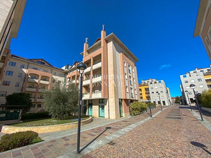 Appartamento trilocale in affitto in Via Giordano Bruno, Centro, Malnate