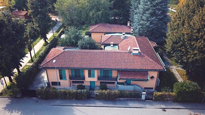 Casa con 11 locali in vendita in Via della Lupa, Cernusco Sul Naviglio