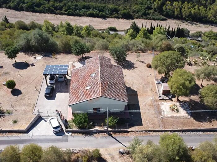 Casa con 8 locali in vendita in Regione su Carralzu, Tissi