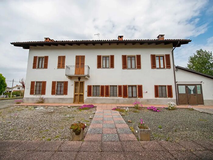 Casa con 7 locali in vendita in Via Bricco, Belveglio