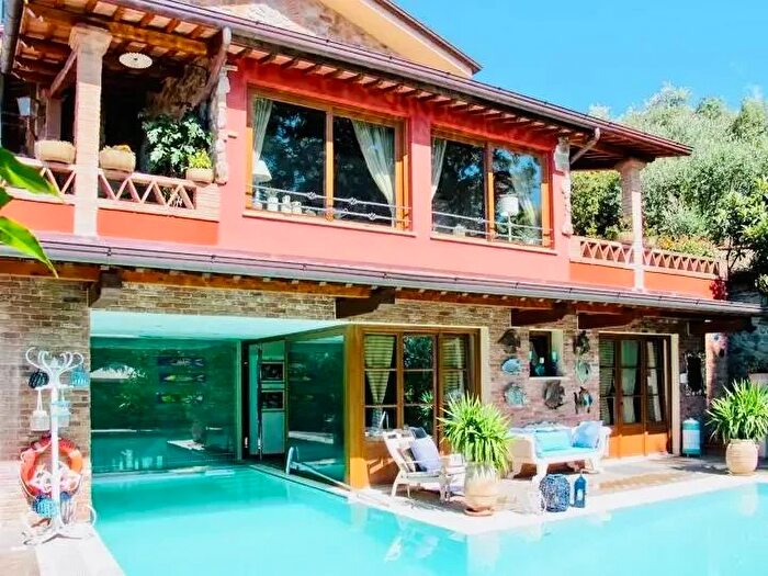 Casa con 15 locali in vendita in Massarosa