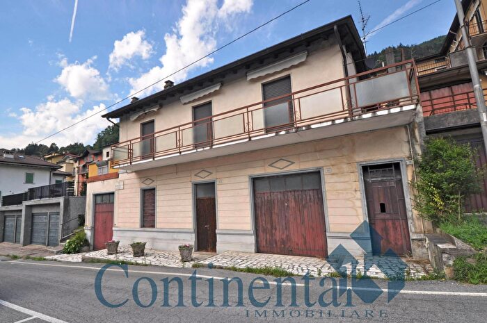 Casa con 5 locali in vendita in Via Locatelli, Piazza Brembana