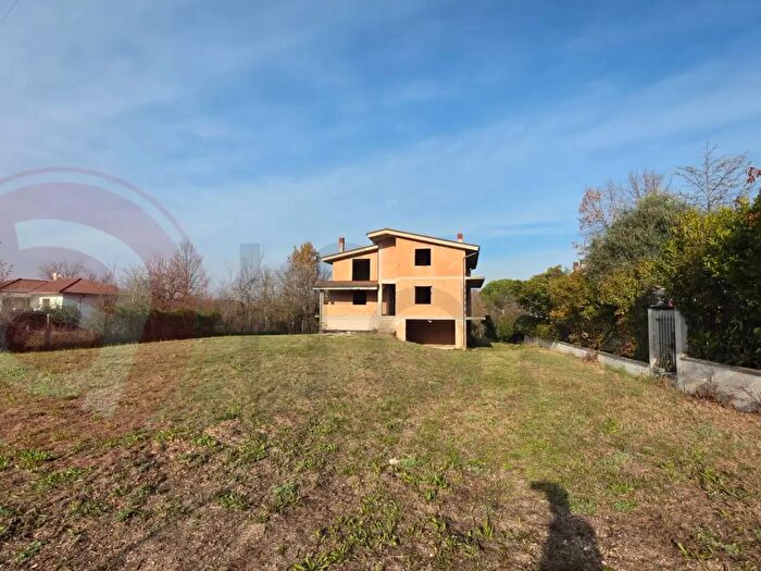 Casa con 19 locali in vendita in Via Campanile Snc, Arce