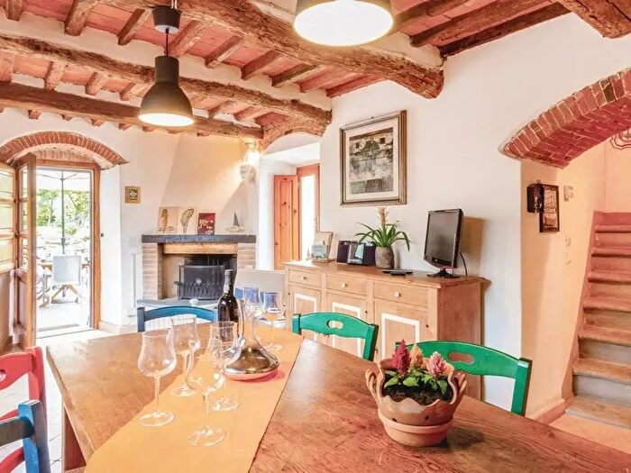 Casa con 9 locali in vendita in Calci