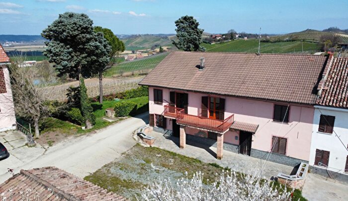 Casa con 10 locali in vendita in Nizza Monferrato