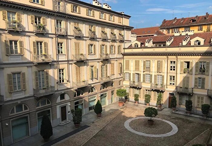 Appartamento trilocale in vendita in Via della Rocca Torino, Torino