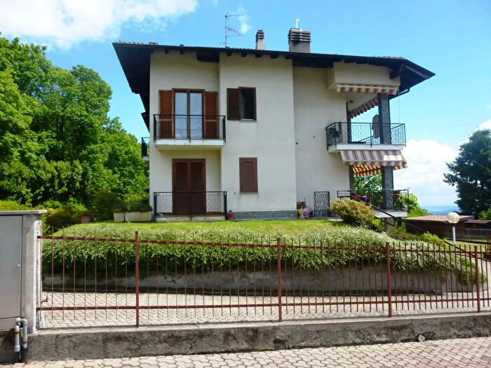 Appartamento trilocale in vendita in Nebbiuno