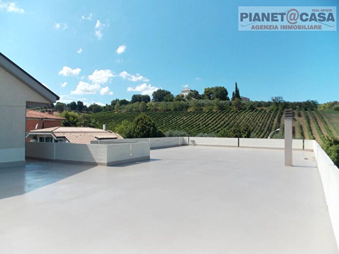 Appartamento con 5 locali in vendita in Via Leopardi, Colli Del Tronto