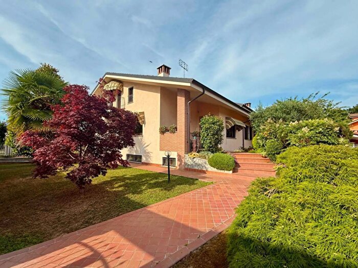 Casa con 8 locali in vendita in Strada San Michele Bra, Bra