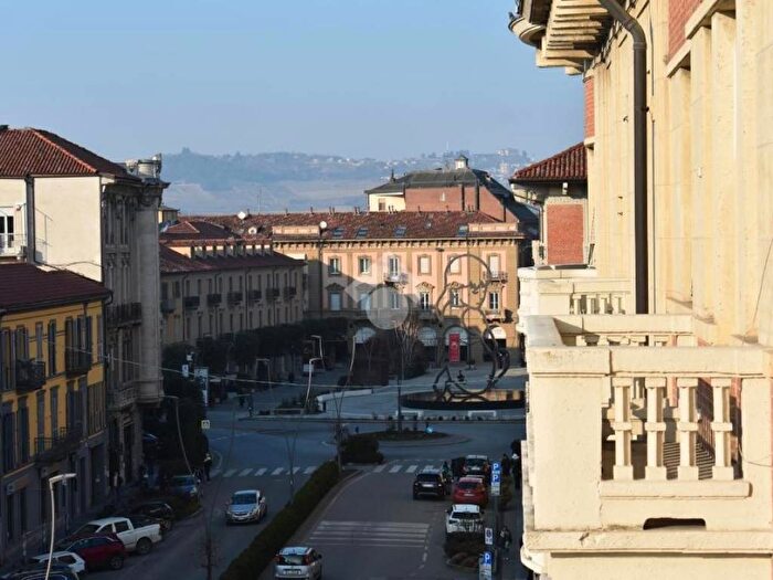 Appartamento con 5 locali in affitto in CORSO ITALIA, Corso Langhe Moretta Corso Cortemilia, Alba