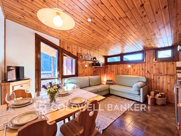 Appartamento trilocale in vendita in Strèda De Crousc, Campitello Di Fassa