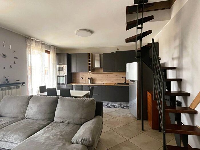 Appartamento trilocale in affitto in Via Ugo Foscolo, Raffa, Puegnago sul Garda