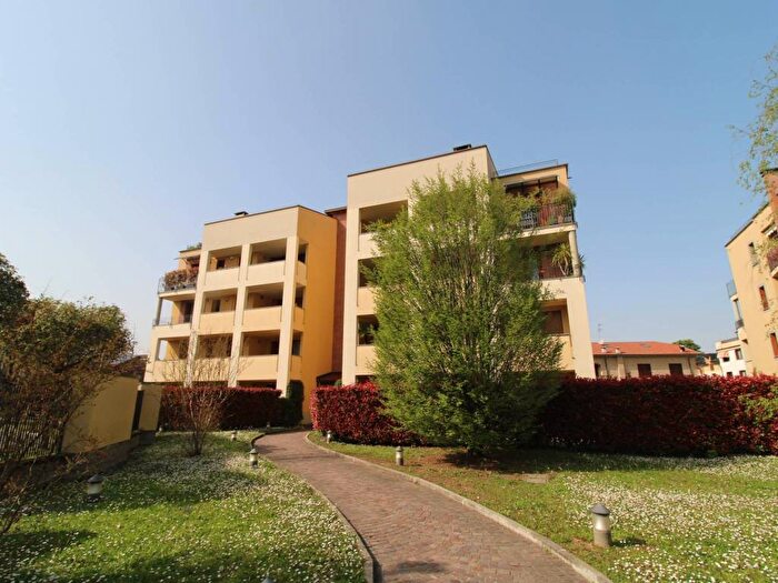 Appartamento trilocale in affitto in Via Po, Centro, Biassono
