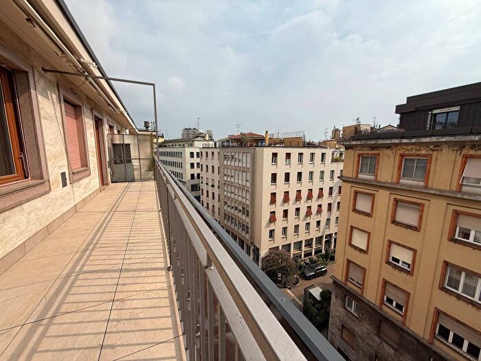 Appartamento quadrilocale in affitto in Via Uberto Visconti di Modrone, Borgogna Largo Augusto, Milano