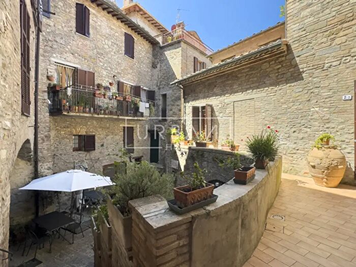 Appartamento con 6 locali in vendita in Montone