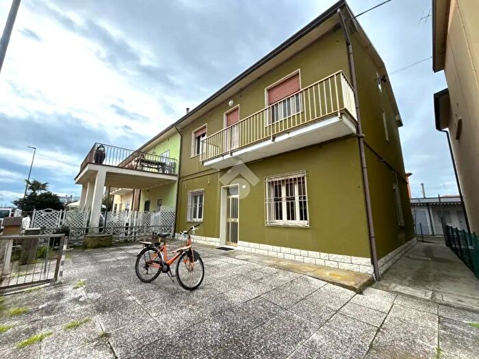 Appartamento con 6 locali in vendita in Via Ciceruacchio, Ravenna