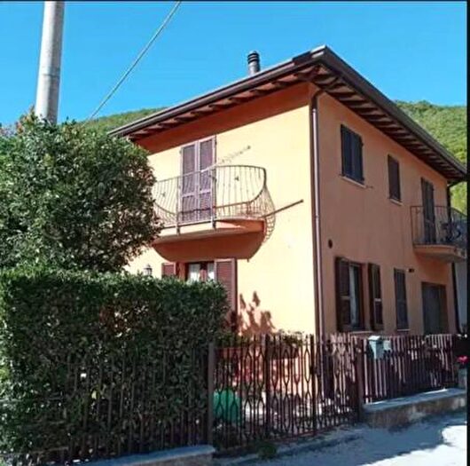 Casa con 6 locali in vendita in Località Bagnara, Nocera Umbra