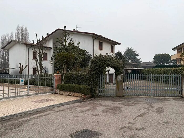 Casa quadrilocale in vendita in Viale Largo Europa, Poiana Maggiore