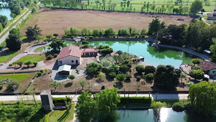 Casa con 8 locali in vendita in Via Unione Europea, Marmirolo