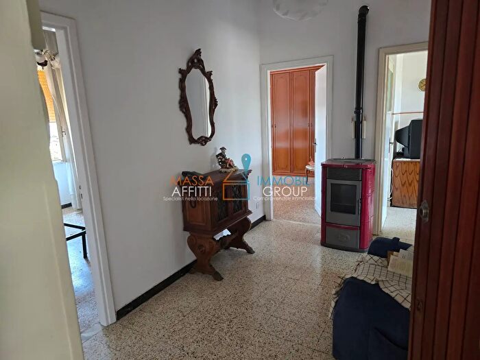 Appartamento con 5 locali in vendita in Via Gioconda, Massa