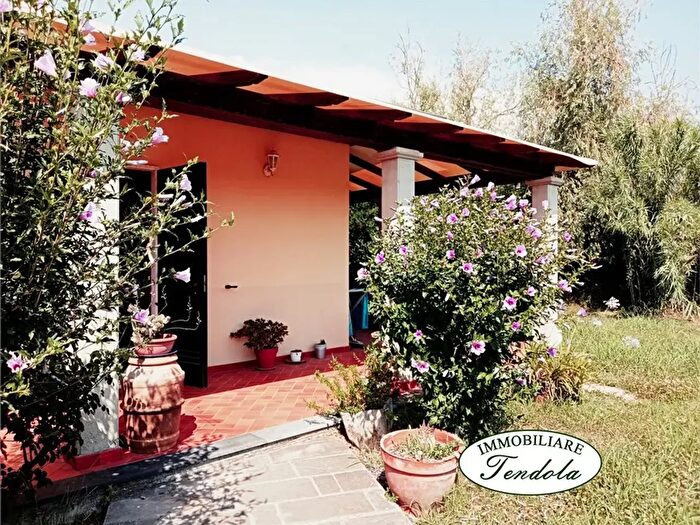 Casa con 9 locali in vendita in Carrara