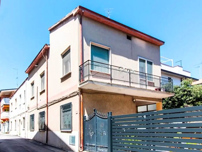 Casa con 8 locali in vendita in Via Delfico, Alba Adriatica